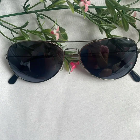 Classic Aviator Sunglasses - Picture 5 of 5